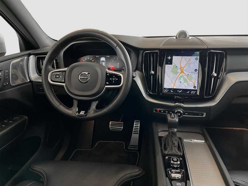 Volvo  D5 AWD R-Design Aut Glasd Luftf ACC 360° 19'