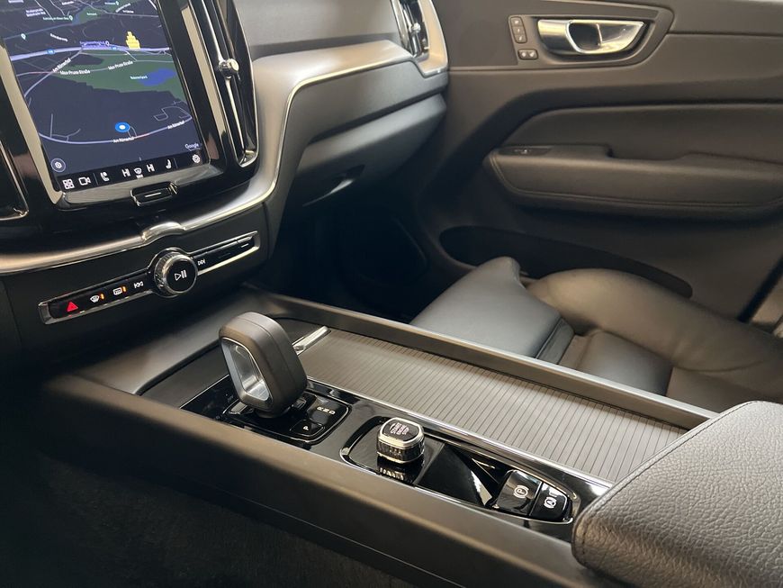 Volvo  B4 AWD Momentum-Pro Aut Leder PilotAssist 19'