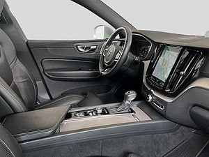 Volvo  D5 AWD R-Design Aut Glasd Luftf ACC 360° 19'