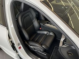 Volvo  D4 AWD R-Design Aut Glasd PilotAssist BLIS